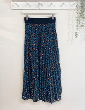 Load image into Gallery viewer, Athena Leopard Print Pleated Skirt - Denim