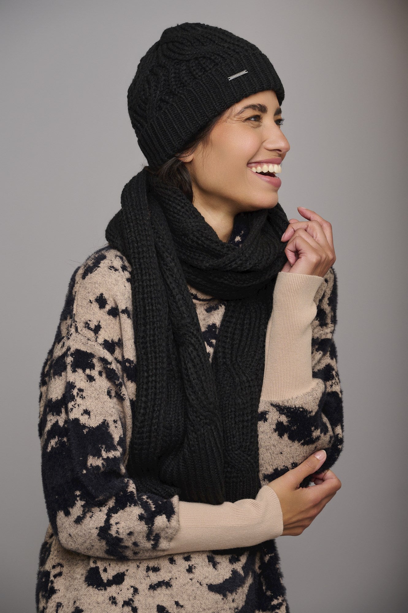Black cable best sale knit scarf