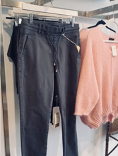 Load image into Gallery viewer, Lizzie Boucle V Neck Jumper - Pale Pink